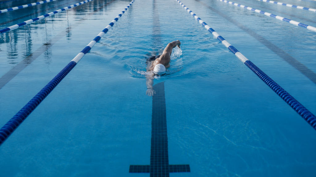 Triathlete swimming an easy relaxed recovery session straight down the centre of the lane